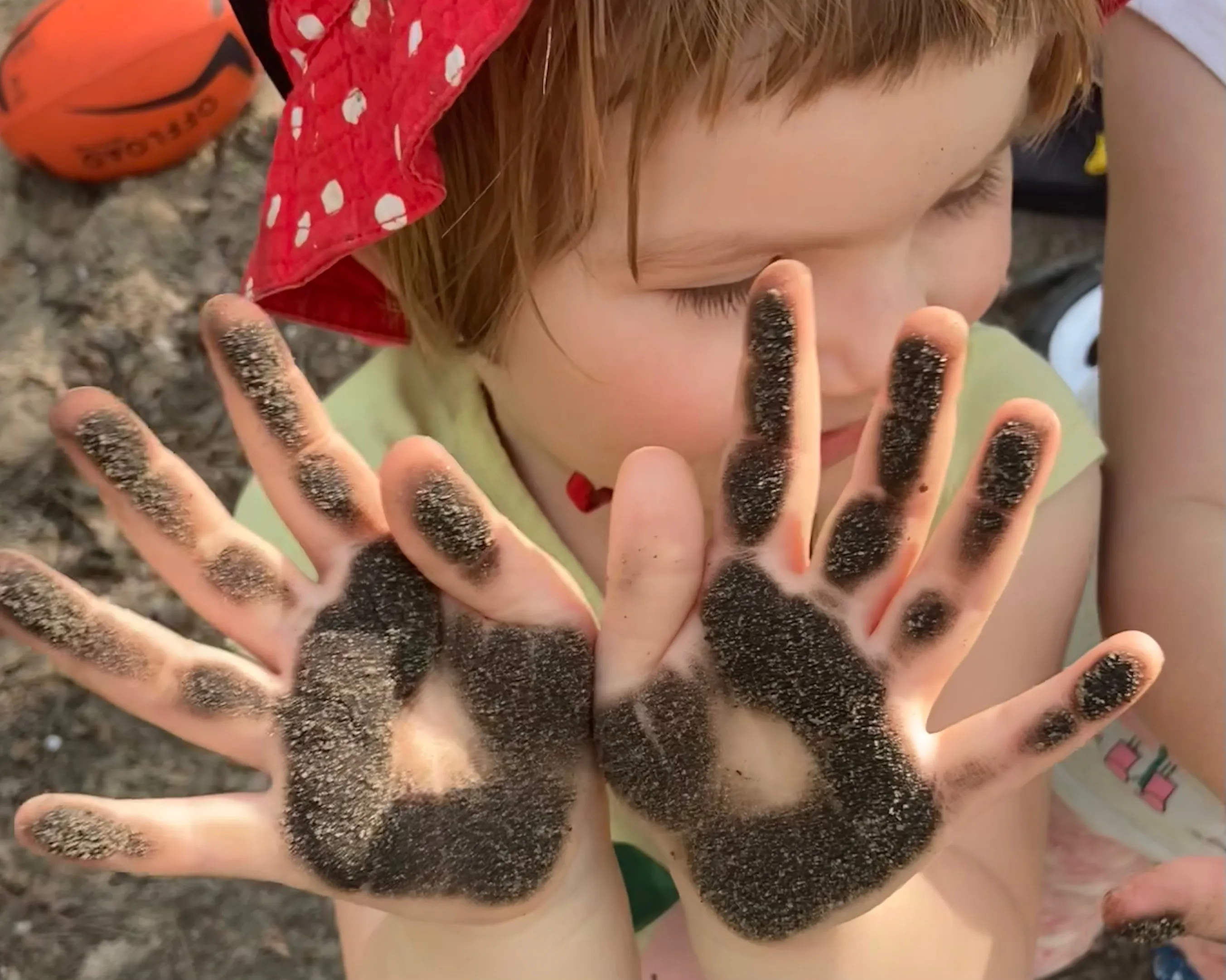 Dziecko z brudnymi rękami